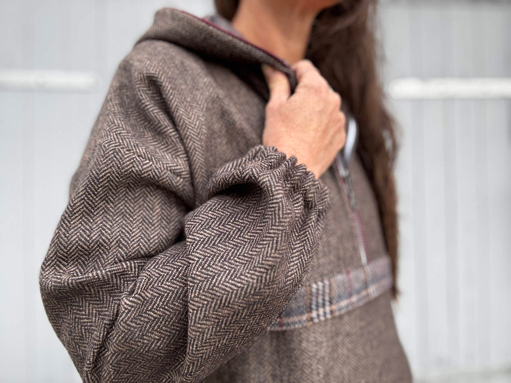 Detailbild eines braunen Fischgrat Hoodies