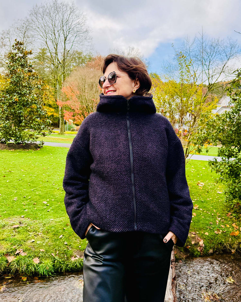 Designbeispiel unseres Mantelstoffs in zeitloser Panamastruktur in Lila/Schwarz