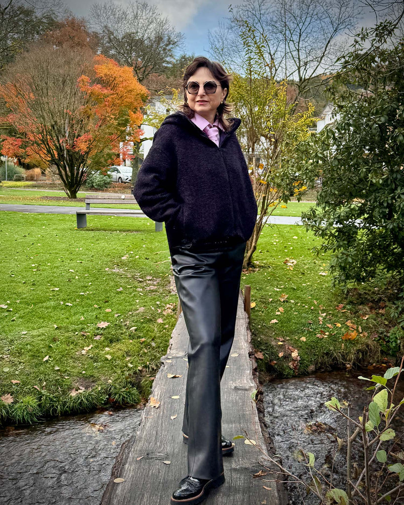 Designbeispiel unseres Mantelstoffs in zeitloser Panamastruktur in Lila/Schwarz