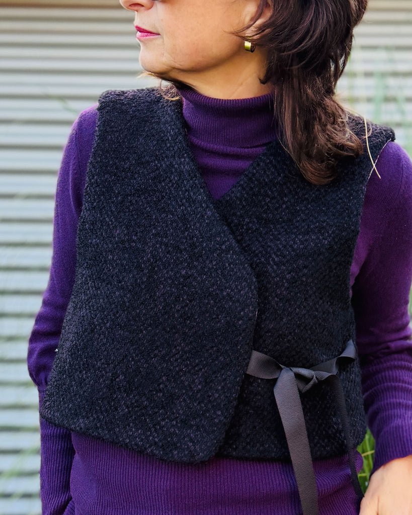 Designbeispiel unseres Mantelstoffs in zeitloser Panamastruktur in Lila/Schwarz