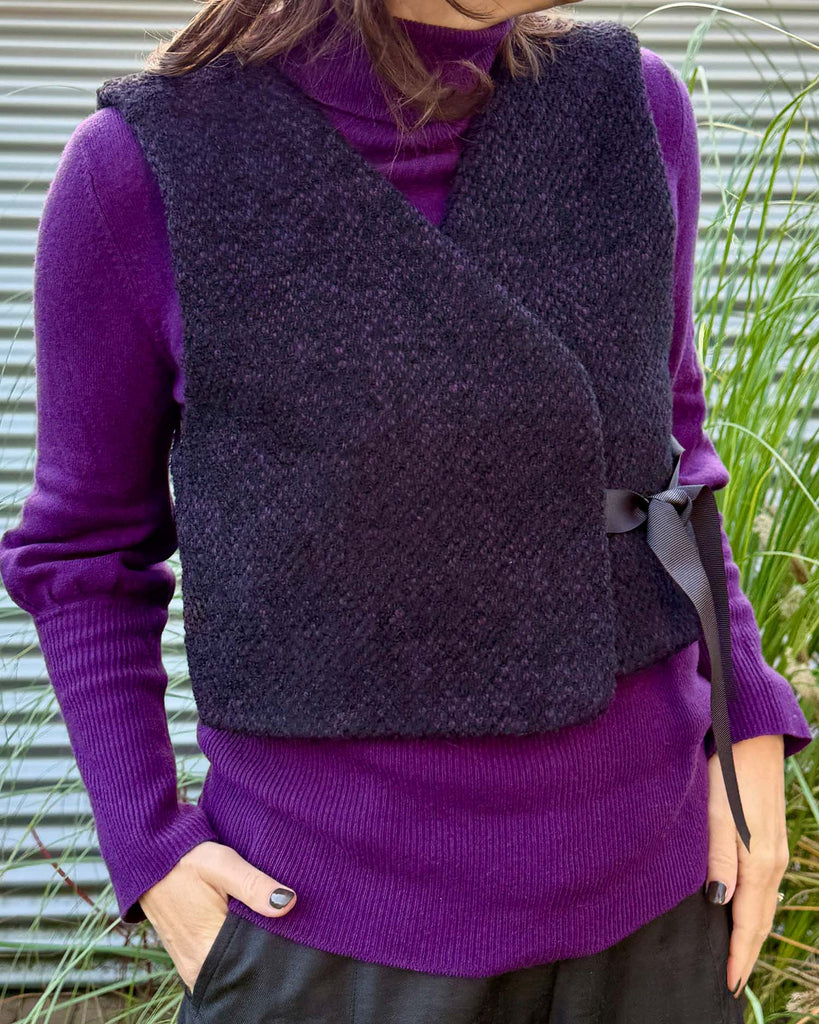 Designbeispiel unseres Mantelstoffs in zeitloser Panamastruktur in Lila/Schwarz