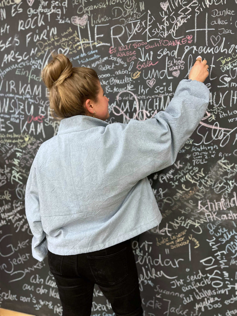 Nähbeispiel vom Baumwollpanama in der Farbe Himmelblau als Jacke No69 von Trendschnitt