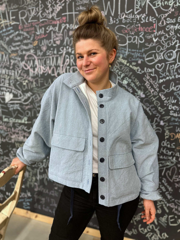 Nähbeispiel vom Baumwollpanama in der Farbe Himmelblau als Jacke No69 von Trendschnitt