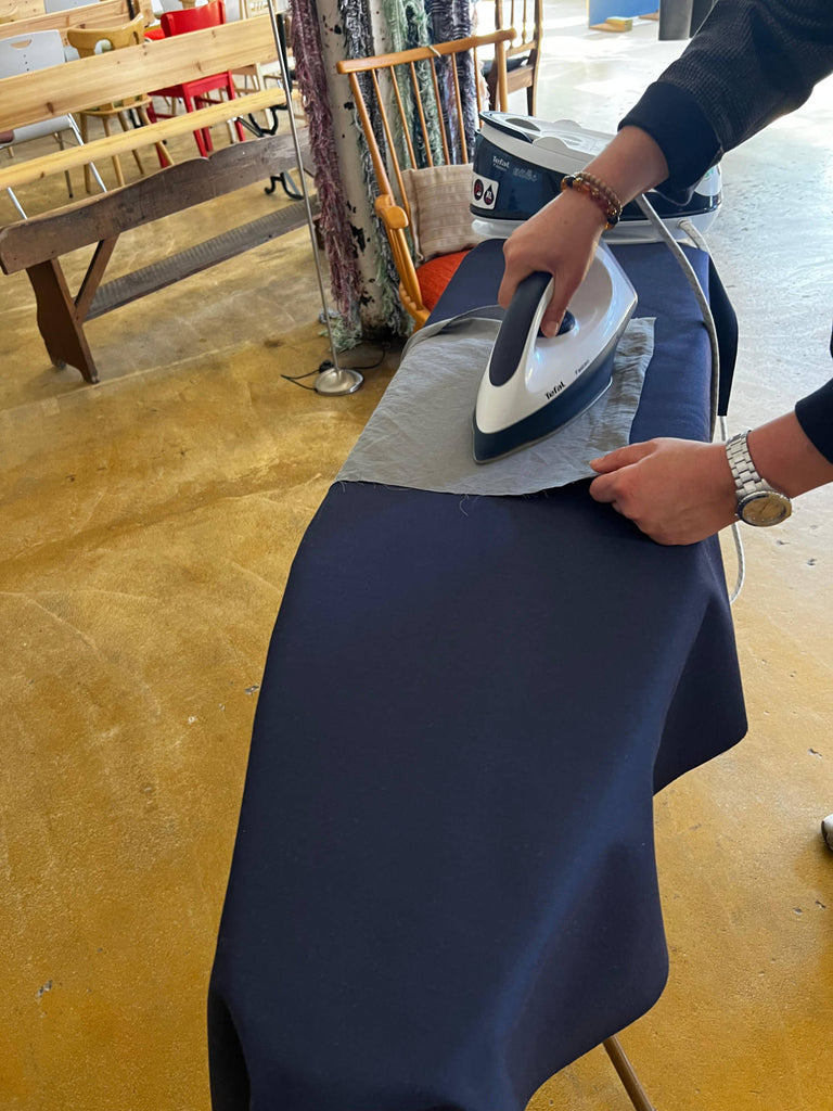 Unser gebondeter Techno-Denim in Dunkelblau