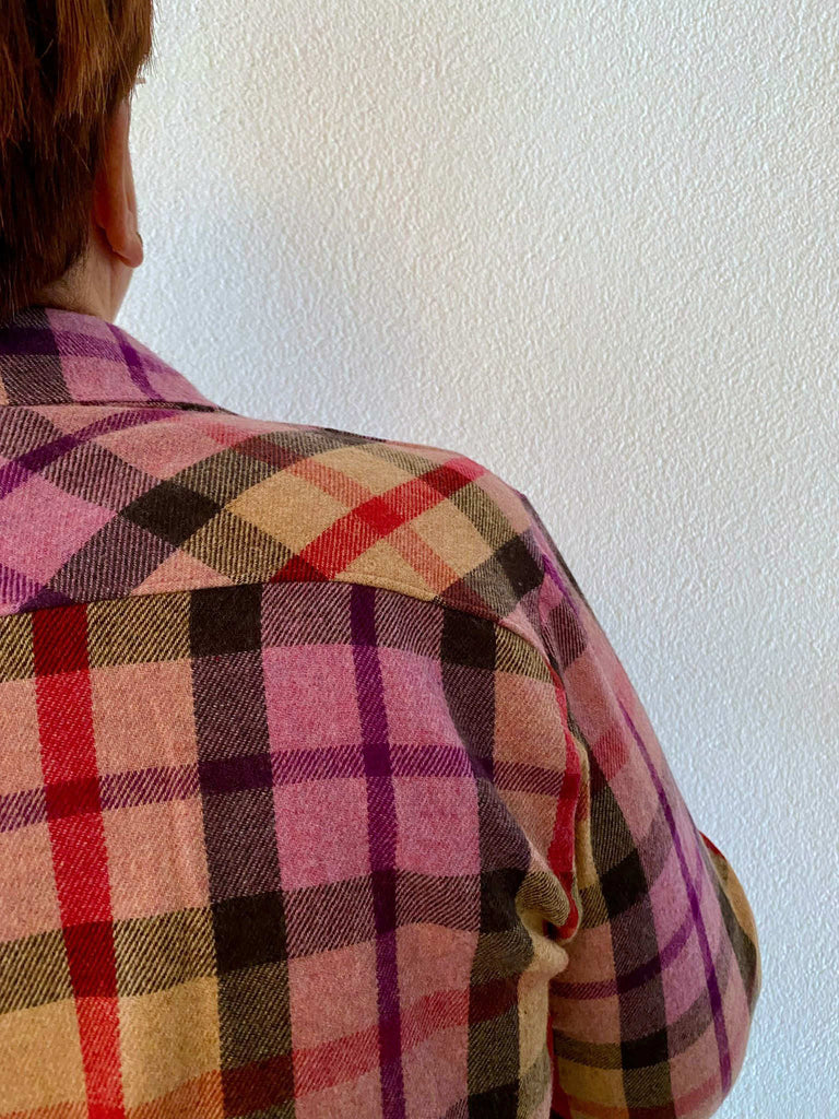 Designbeispiel unseres Flanellkaros als Bluse Flora von Lillesol und Pelle 