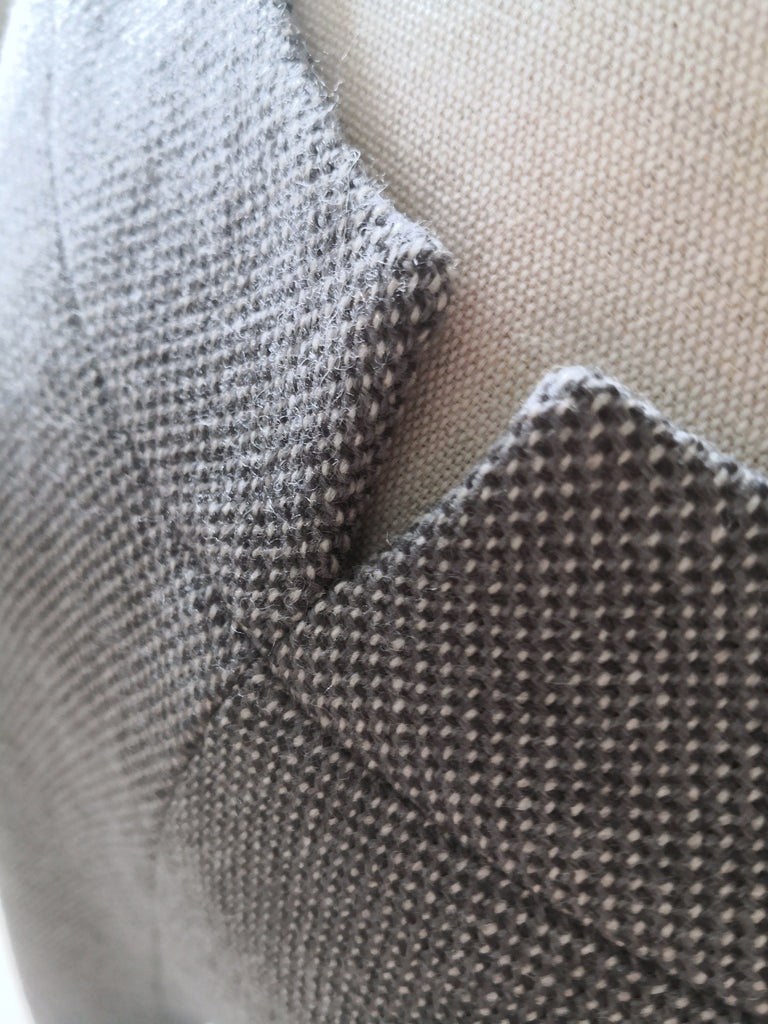 Nähbeispiel aus dem German Tweed Faux Uni in der Farbe Silberwolke als Poncho Pavilly von Schnittquelle