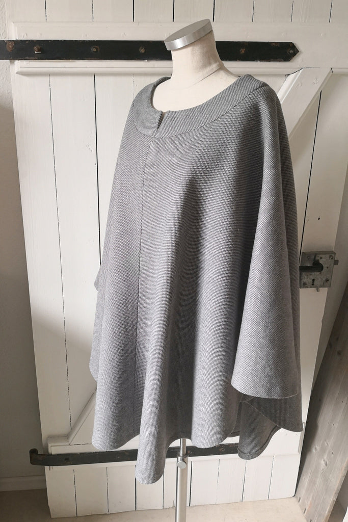 Nähbeispiel aus dem German Tweed Faux Uni in der Farbe Silberwolke als Poncho Pavilly von Schnittquelle