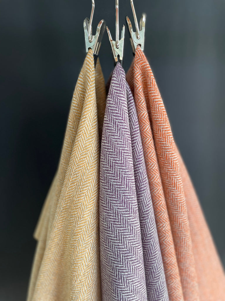 German Tweed Fischgrat in Gelb, Lila und Orange nebeneinander aufgehängt