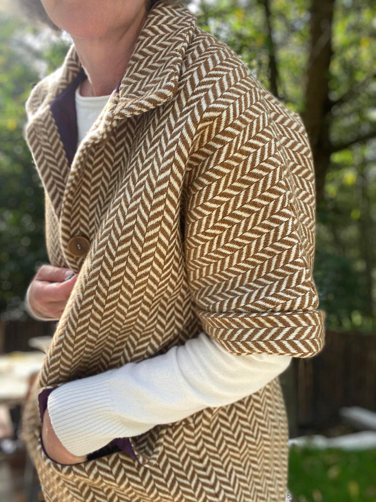 Nähbeispiel aus dem German Tweed Maxi Fischgrat in der Farbe Anis als Cap Sleeve Vest von The Assembly Line