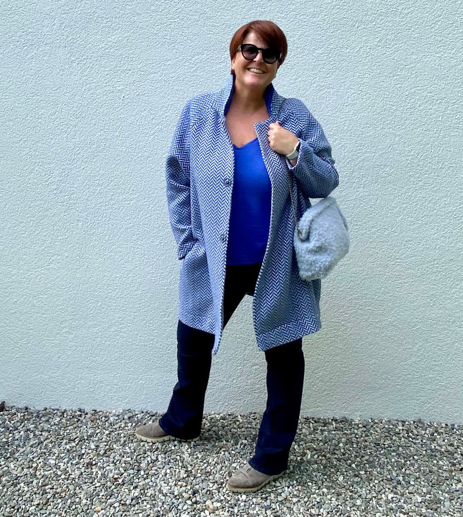 Nähbeispiel vom German Tweed Maxi Fischgrat in der Farbe Kobalt als "Frau Linda" von Studioschnittreif