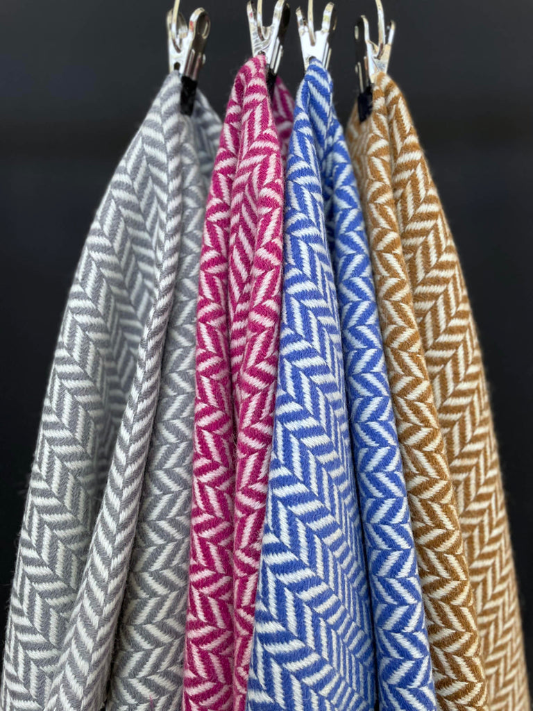 Geman Tweed Maxi Fischgrat in den Farben Silberwolke, Beere, Kobalt und Anis nebeneinander