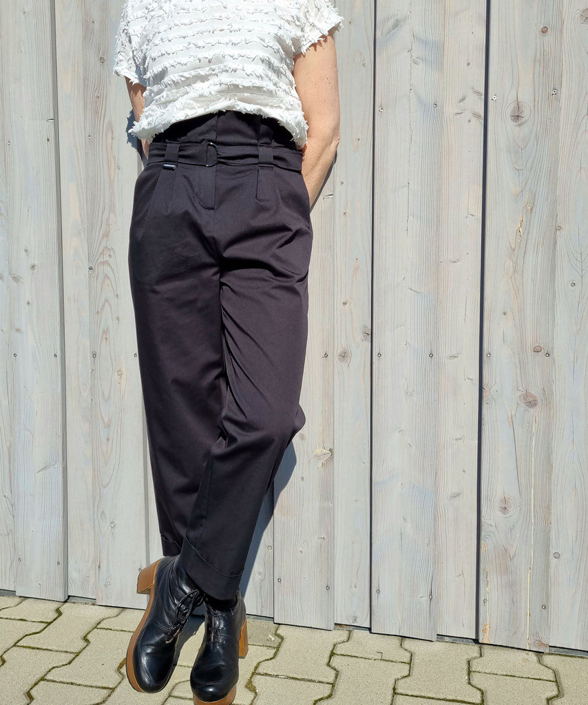 Paperbaghose aus Cotton Stretch Chino in Schwarz