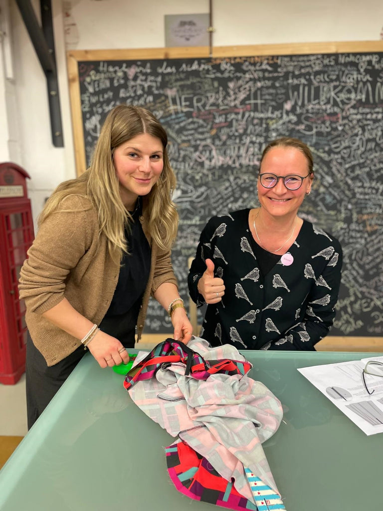 Nähcoach Ines beim Erklären