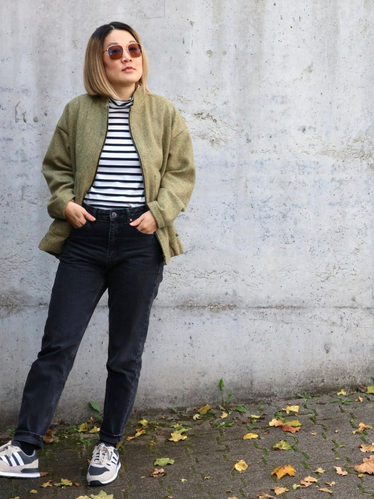 Nähbeispiel aus unserer recycelten Wolle in der Farbe Senfgelb nach dem Schnittmuster Tom von Sewingmachina