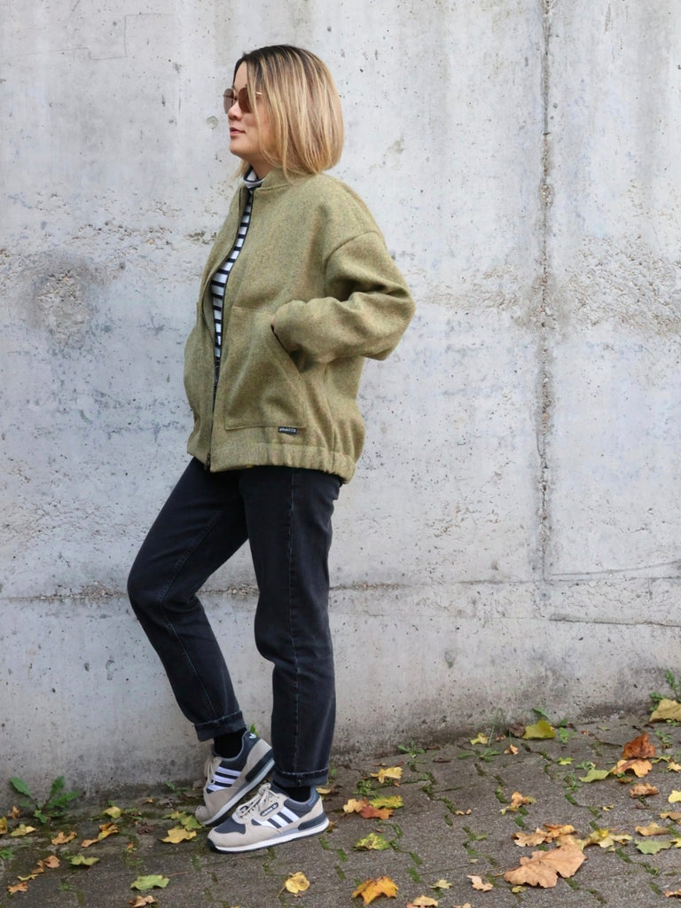 Nähbeispiel aus unserer recycelten Wolle in der Farbe Senfgelb nach dem Schnittmuster Tom von Sewingmachina