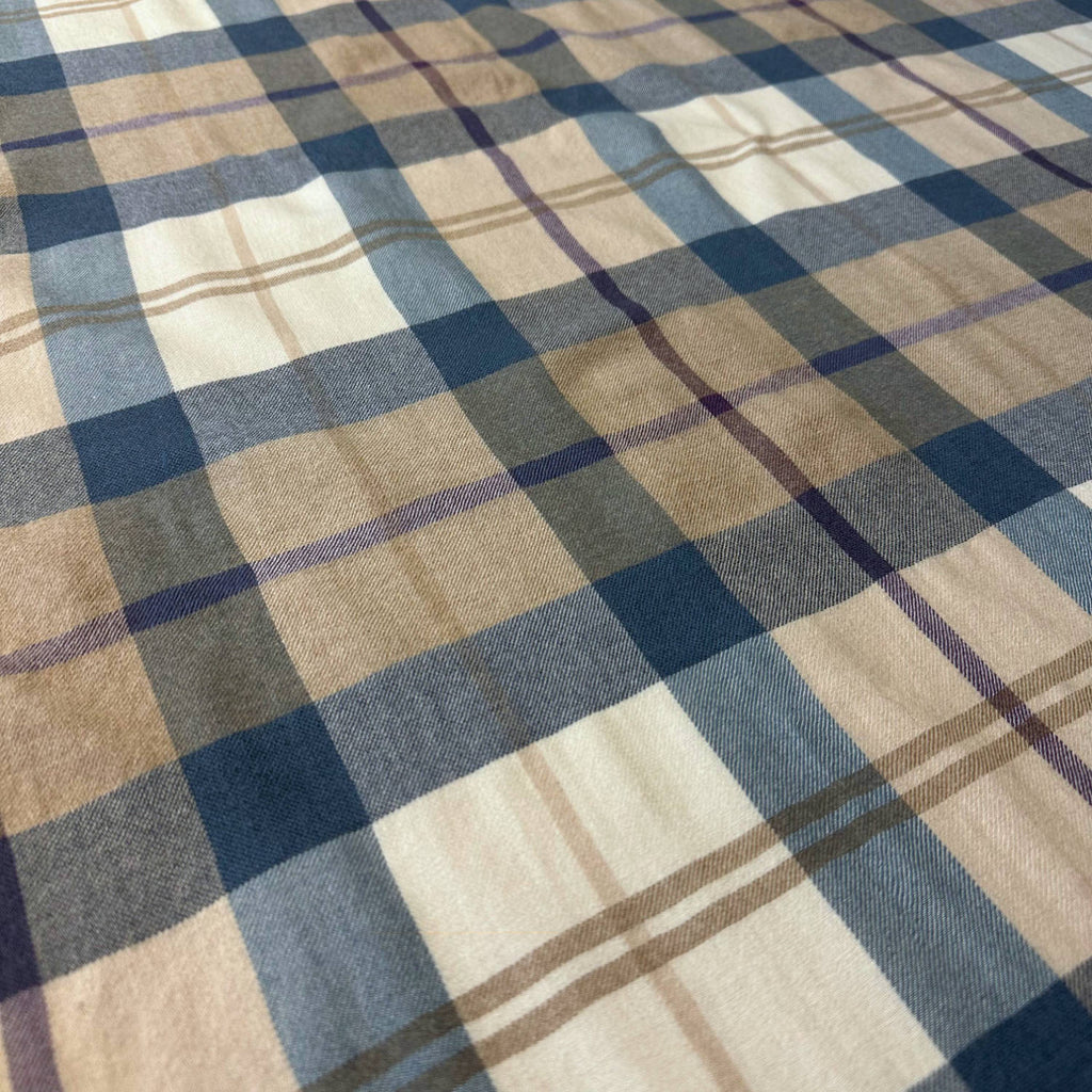 Unser Flanellkaro Carrie in angesagter Farbkombination aus Beige, Rauchblau und Lila 