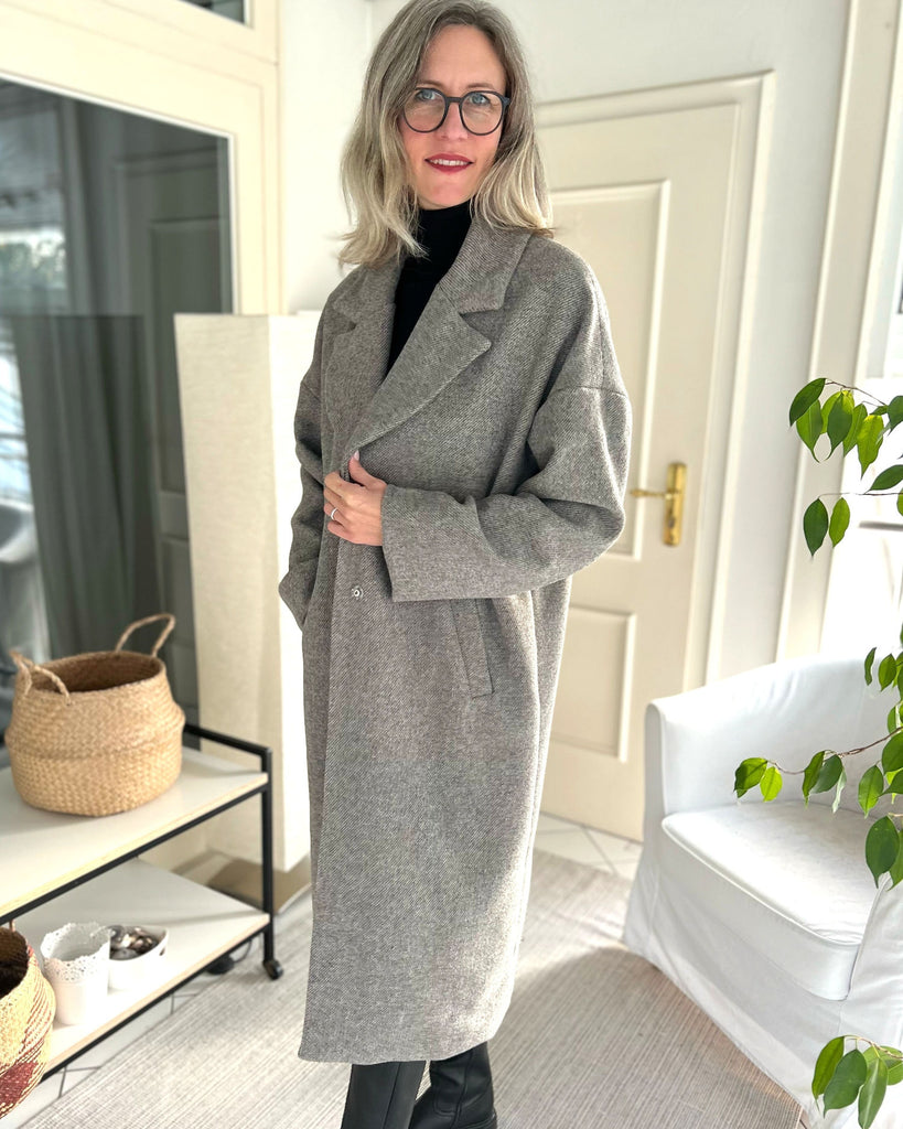 Designbeispiel von unserer ReWool in Greige als Mantel Selma von bara_studio