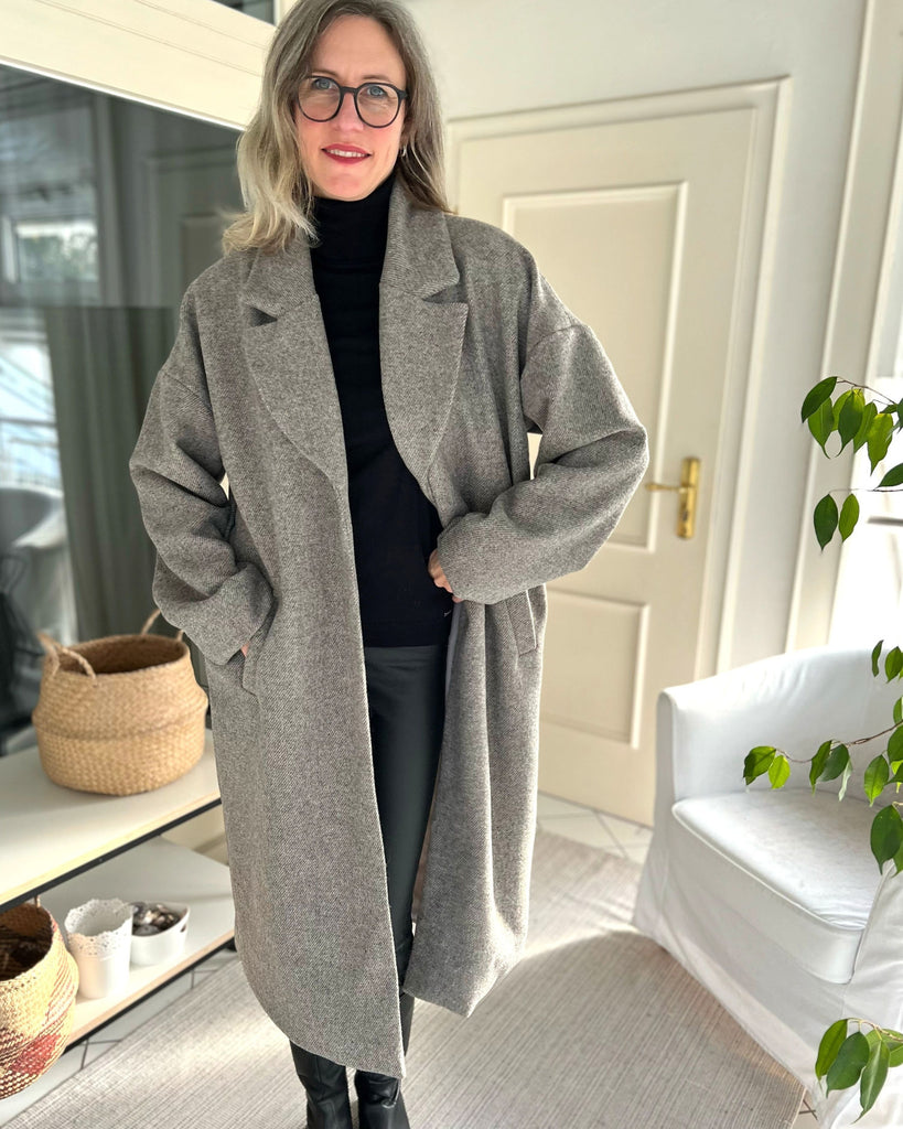 Designbeispiel von unserer ReWool in Greige als Mantel Selma von bara_studio