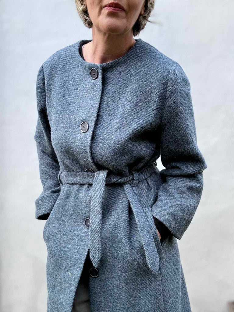 Nähbeispiel unserer recycelten Wolle als Mantel Malva von Makesa Schnittdesign 