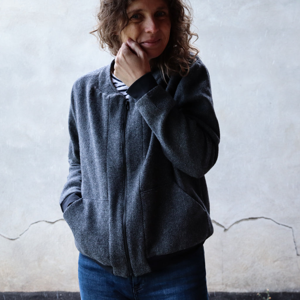 Designbeispiel von unserer ReWool in Anthrazit als Blouson von Louloute Nähatelier