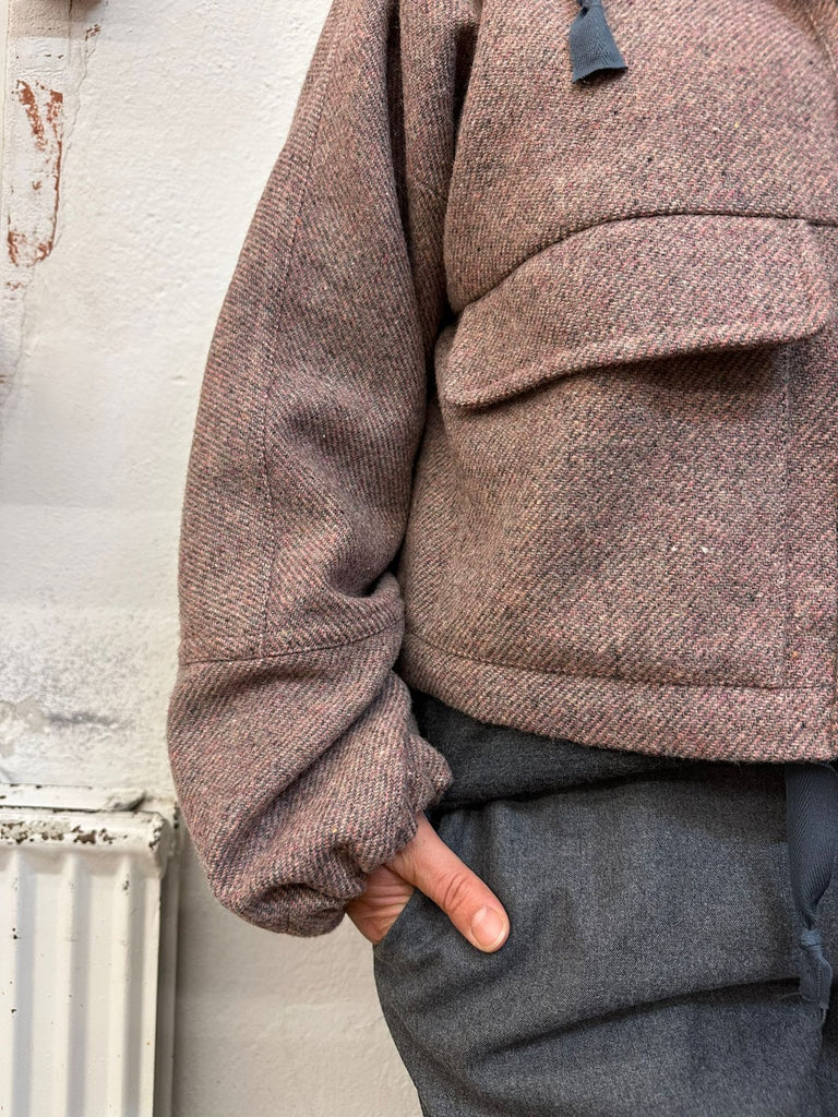 Designbeispiel unserer ReWool in der Farbe Pfirsich als Jacke No69 von Trendschnitt. Zu sehen ist eine Detailaufnahme der Tasche und Ärmel