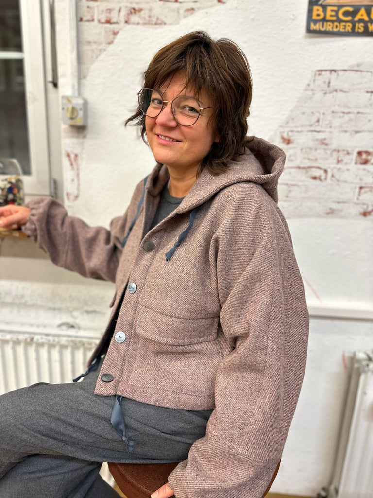 Designbeispiel unserer ReWool in der Farbe Pfirsich als Jacke No69 von Trendschnitt