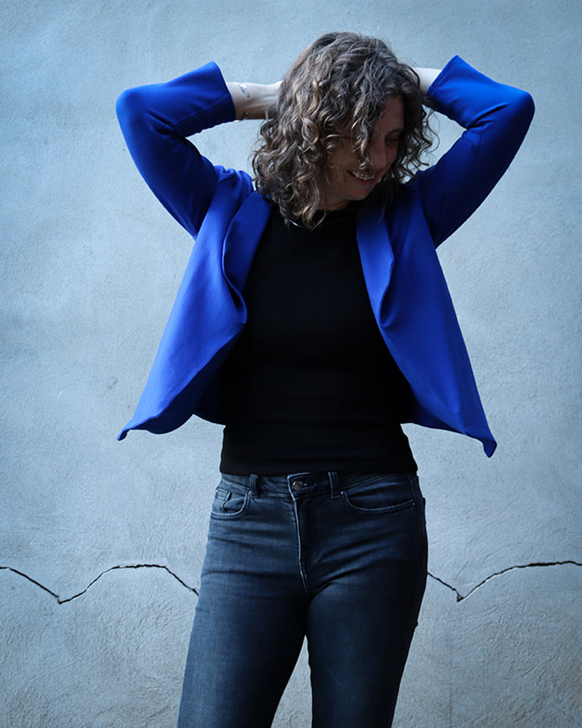 Nähbeispiel von unserem Romanitjersey in der Farbe Kobalt