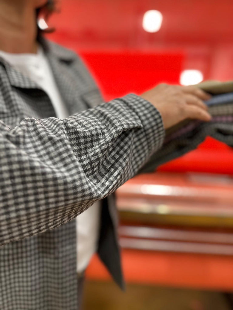 Nähbeispiel unseres Vichykaro Flanell in Grau als eine Jacke aus der Burda Easy