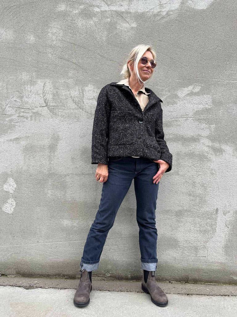 Designbeispiel von unserer Mantelware in Fischgratmuster als Jacke