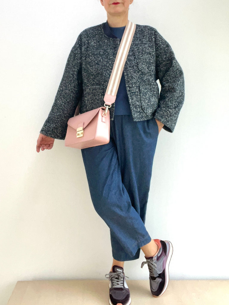 Designbeispiel von unserer Mantelware in blauweißem Fischgratmuster als Jacke