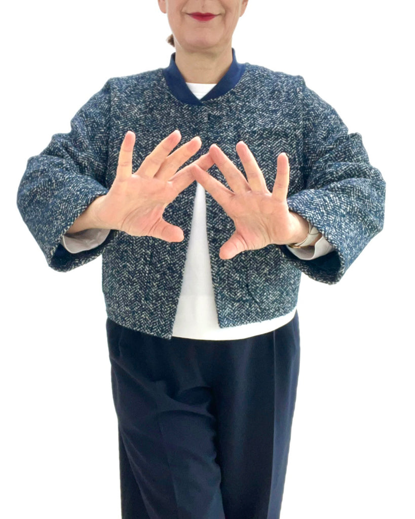 Designbeispiel von unserer Mantelware in blauweißem Fischgratmuster als Jacke