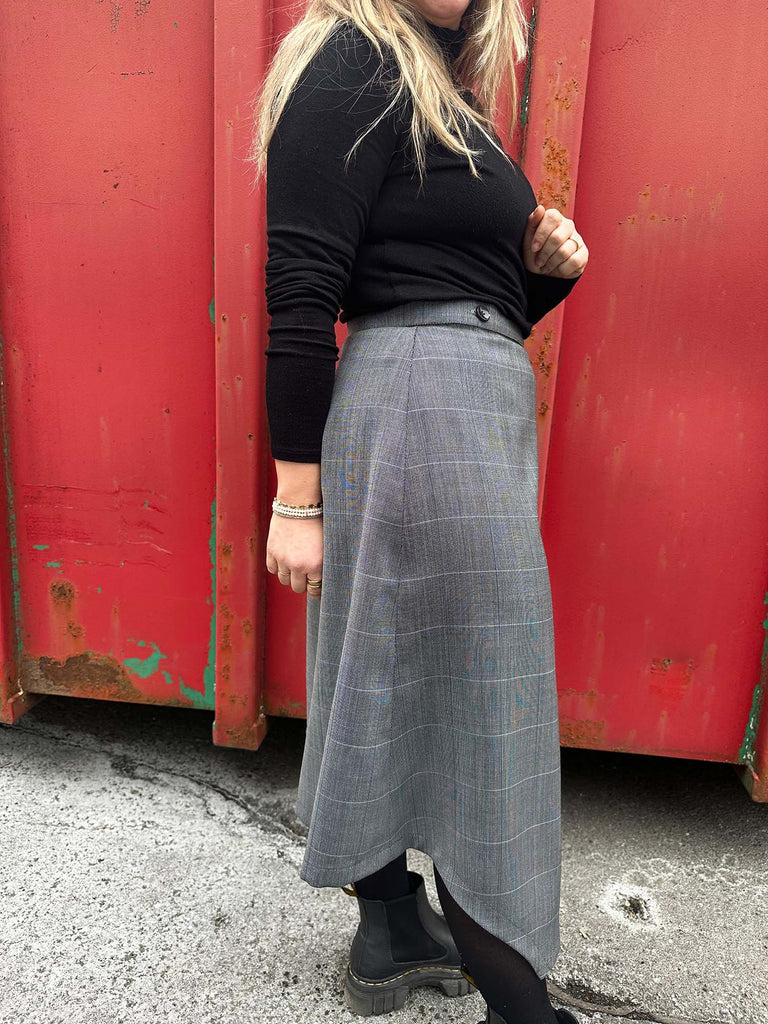 Nähbeispiel als Wickelrock aus unserem Wollseidenmix in Grau