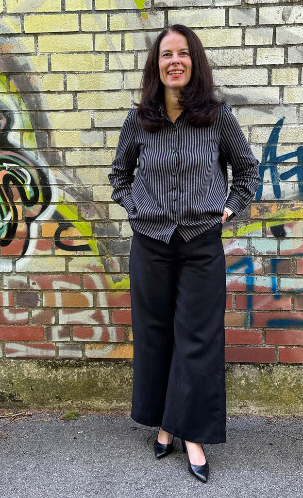 Nähbeispiel vom Wolle-Leinen-Mix als Streifen in Grau/Schwarz und dem Uni in Schwarz