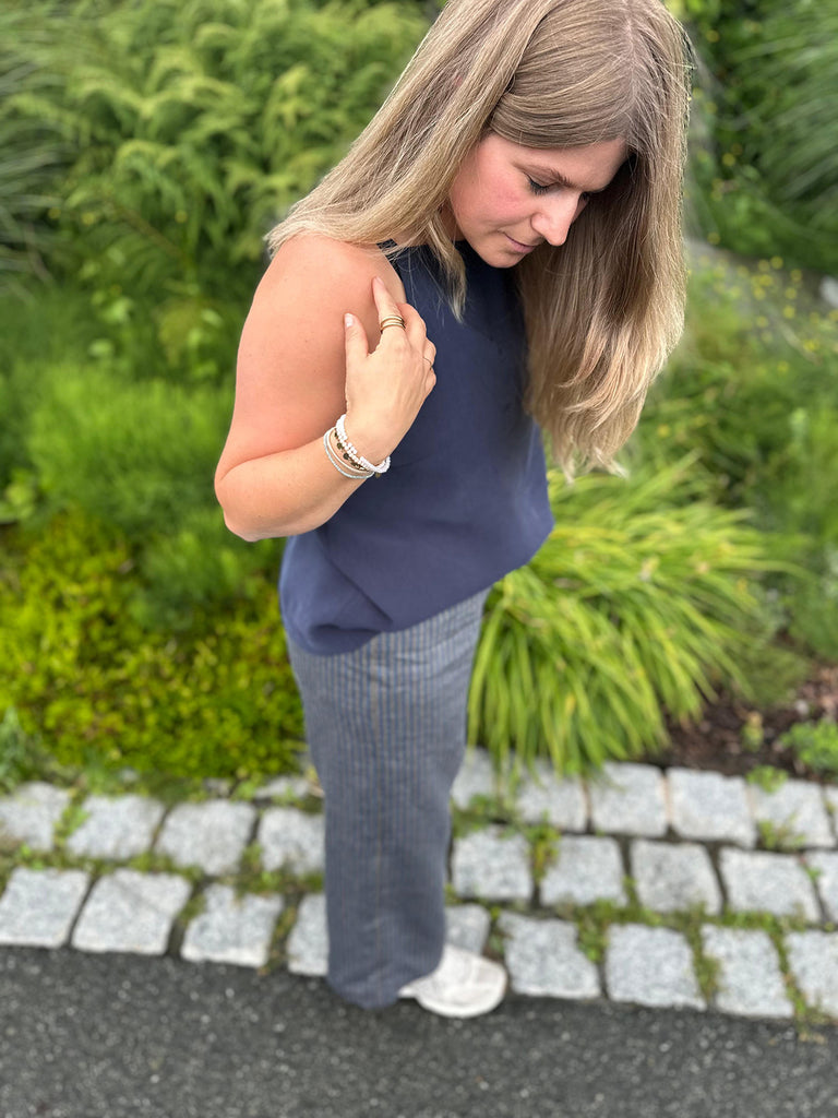 Nähbeispiel von unserem Wolle-Leinen-Mix als Streifen in Blau/Beige