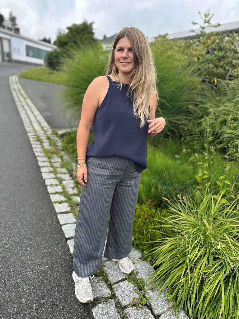 Nähbeispiel von unserem Wolle-Leinen-Mix als Streifen in Blau/Beige