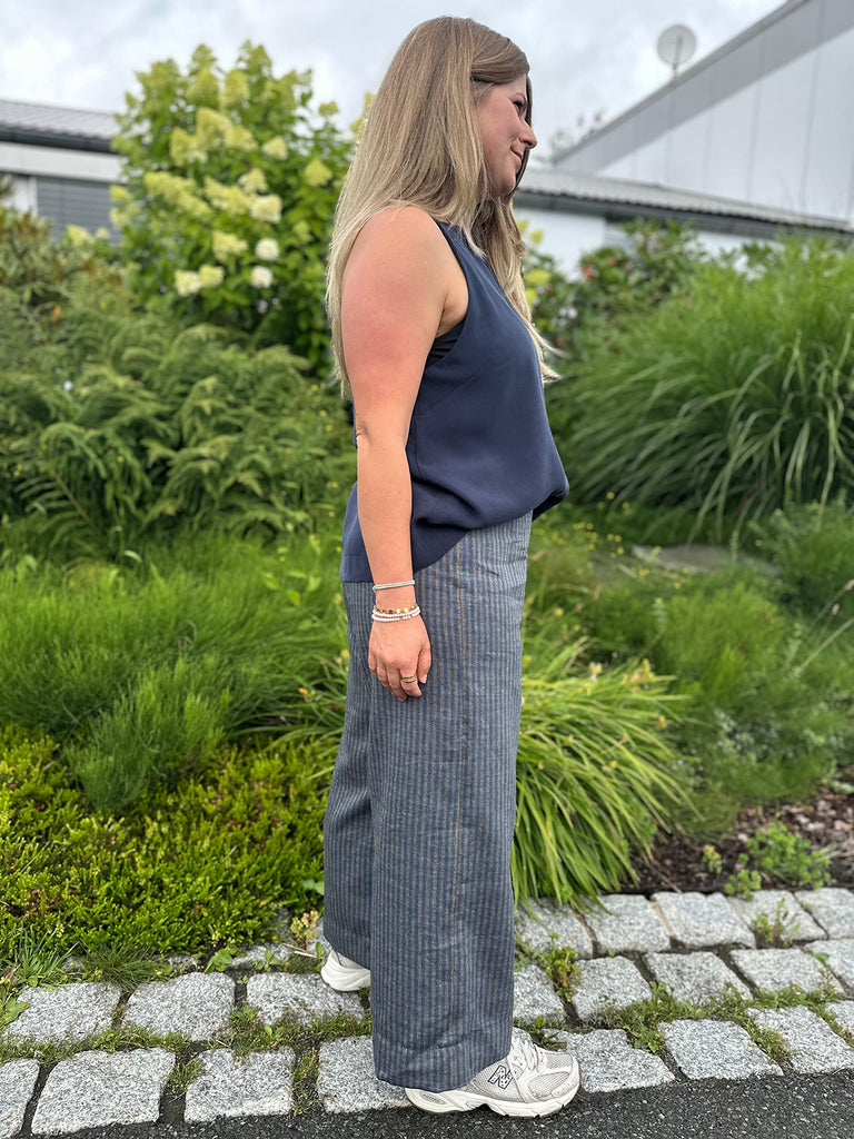 Nähbeispiel von unserem Wolle-Leinen-Mix als Streifen in Blau/Beige