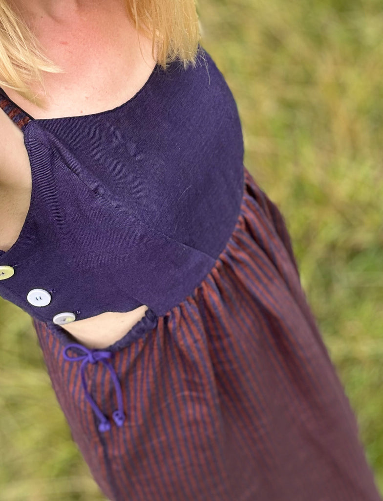 Nähbeispiel vom Wolle-Leinen-Mix als Streifen in Lila/Rot und Uni in Lila