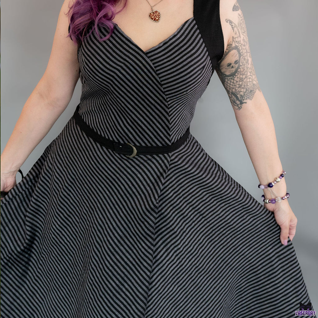 Nähbeispiel vom Wolle-Leinen-Streifen in Schwarz/Grau als Vintage-Kleid