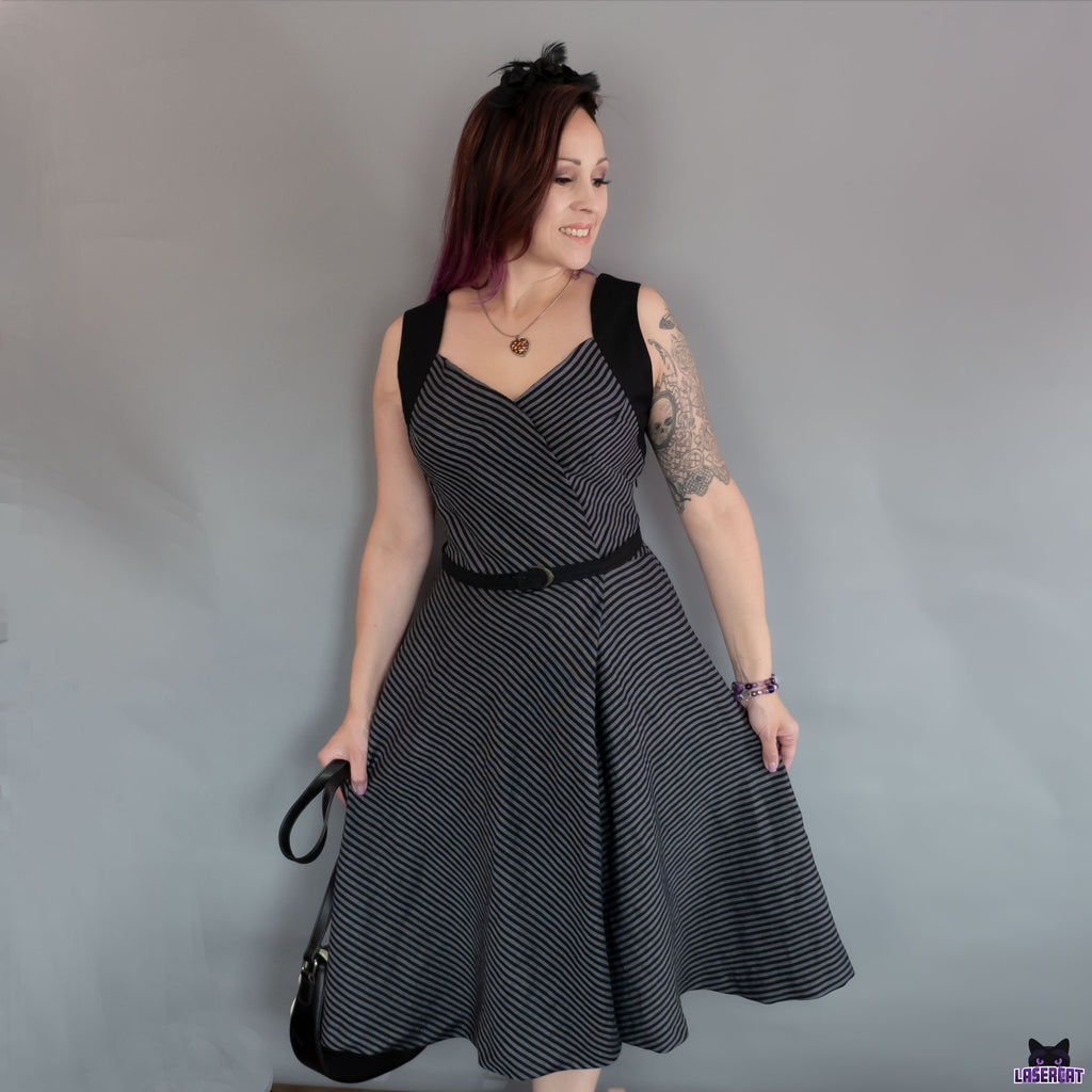 Nähbeispiel vom Wolle-Leinen-Streifen in Schwarz/Grau als Vintage-Kleid