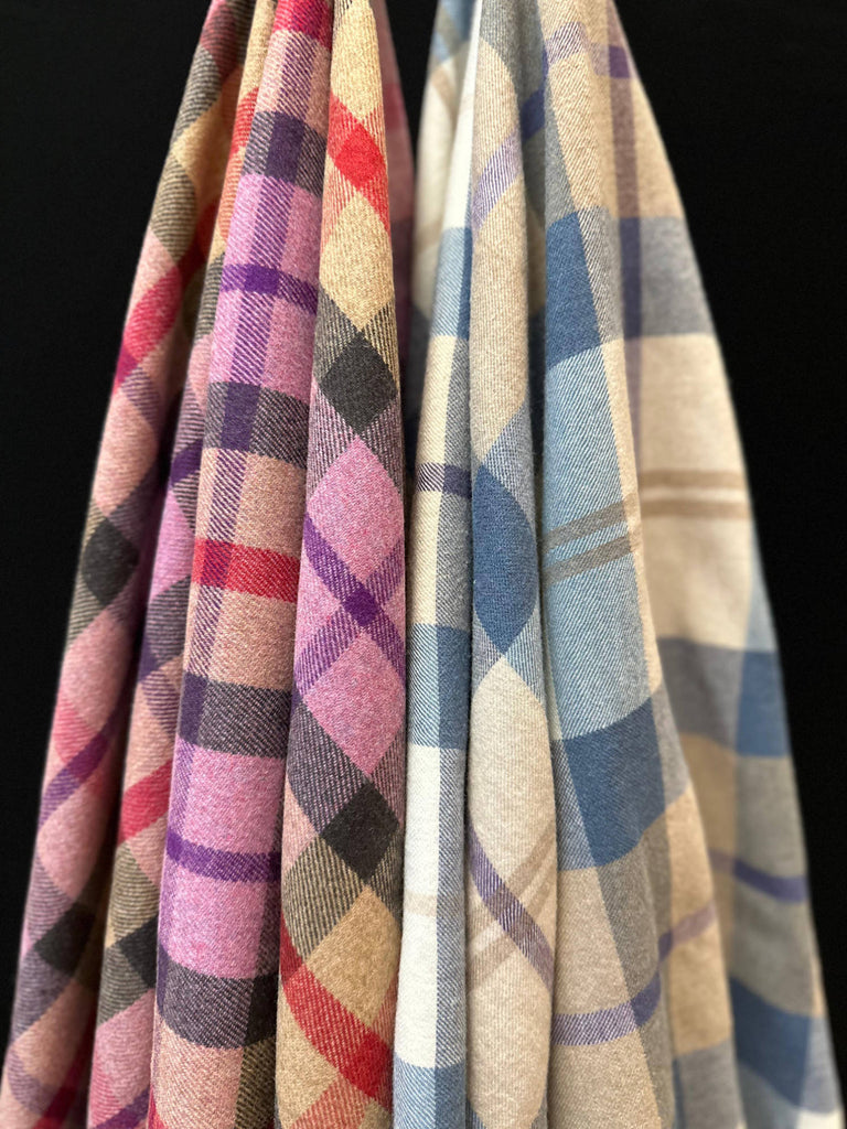 Unsere beiden hochwertigen flanelligen Maxikaros aus edler Wollmixschung