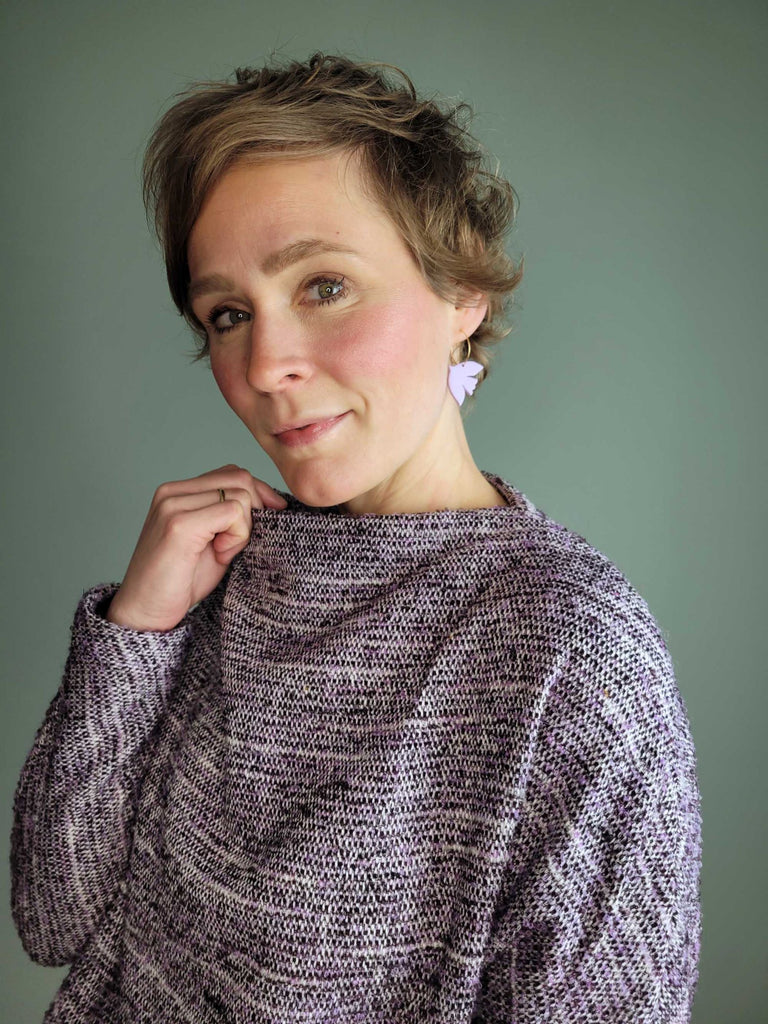 Designbeispiel vom Bouclé in der Farbe Amethyst als Schnittmuster "Kuschlige Klara" von @echtknorke