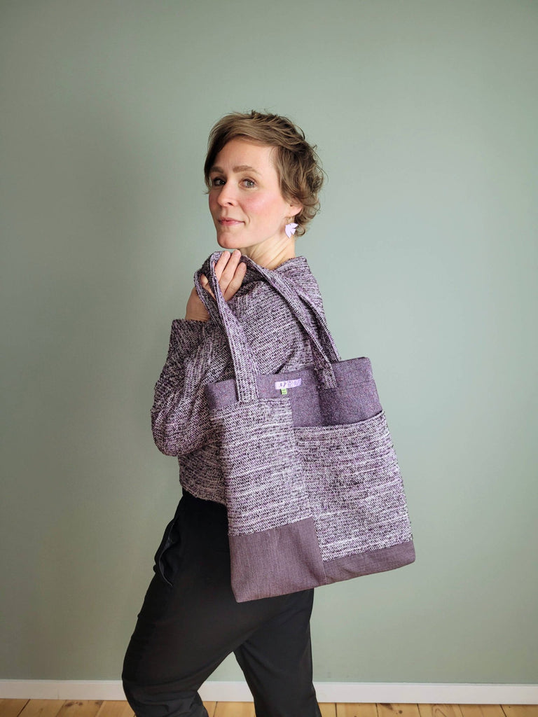 Designbeispiel vom Bouclé in der Farbe Amethyst als Schnittmuster "Kuschlige Klara" von @echtknorke mit passender Tasche 