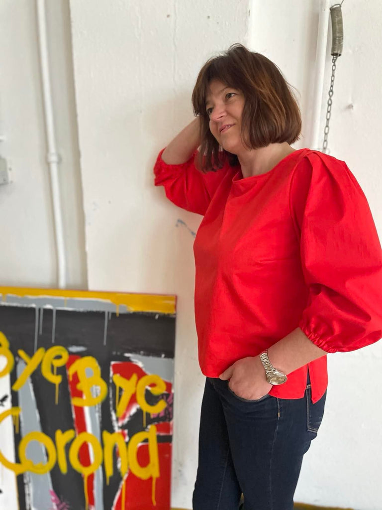 Nähbeispiel von unserem Cotton Stretch chino in rot 