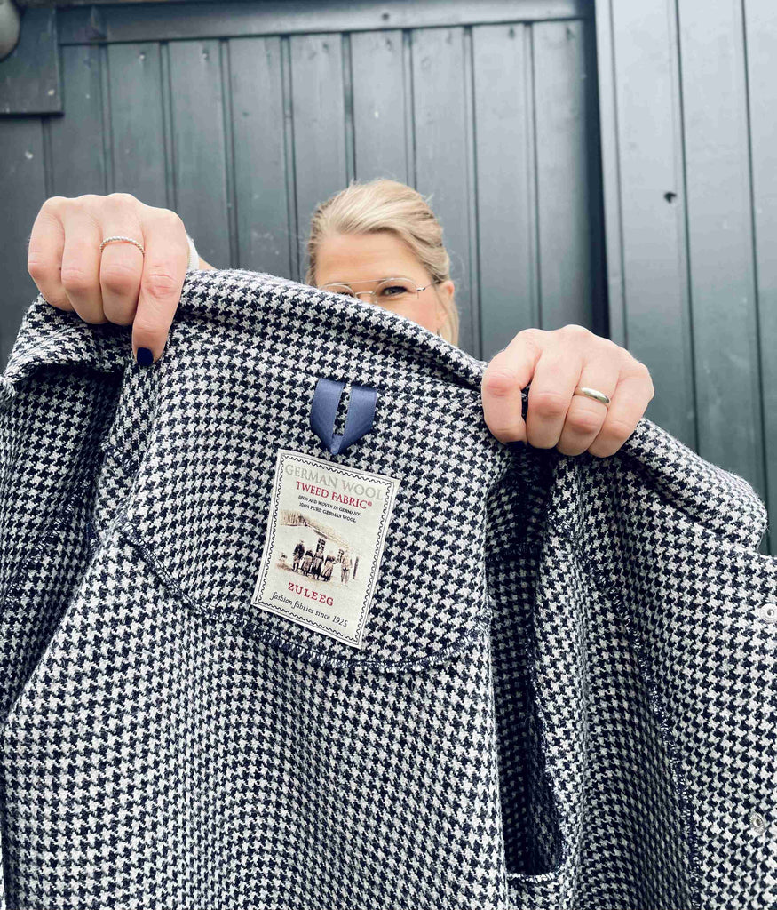 Nähbeispiel vom German Tweed Pepita in Navy/Grau als Frau Dita von Studioschnittreif