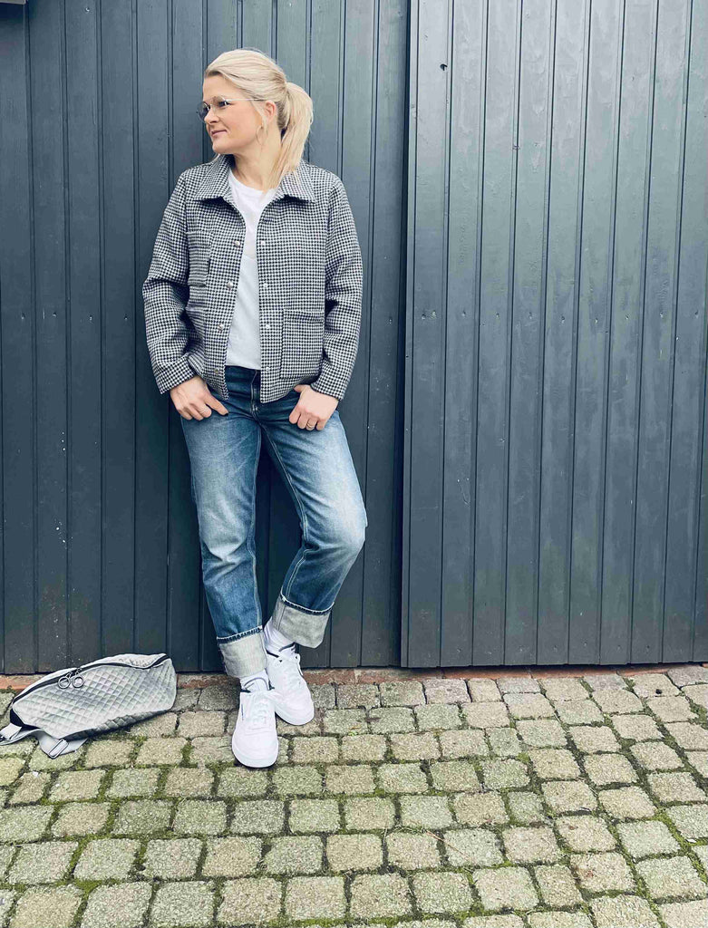 Nähbeispiel vom German Tweed Pepita in Navy/Grau als Frau Dita von Studioschnittreif