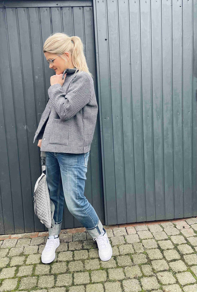 Nähbeispiel vom German Tweed Pepita in Navy/Grau als Frau Dita von Studioschnittreif