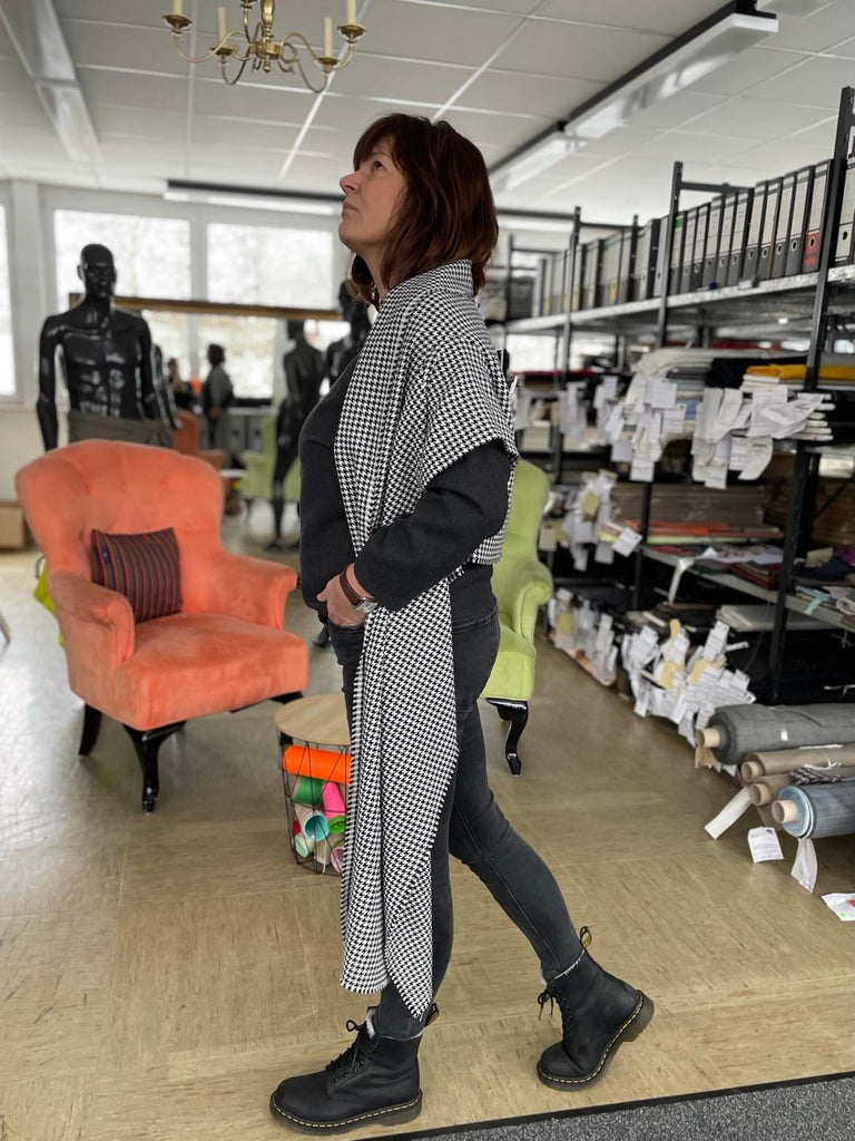 Nähbeispiel vom German Tweed Pepita in Schwarz/Weiß als Schal von Ann Ringstrand