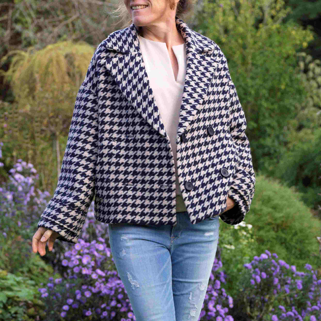 Nähbeispiel von unserem German Tweed in der Farbe Navy/Grau als Schnittmuster Adria von Fibremood