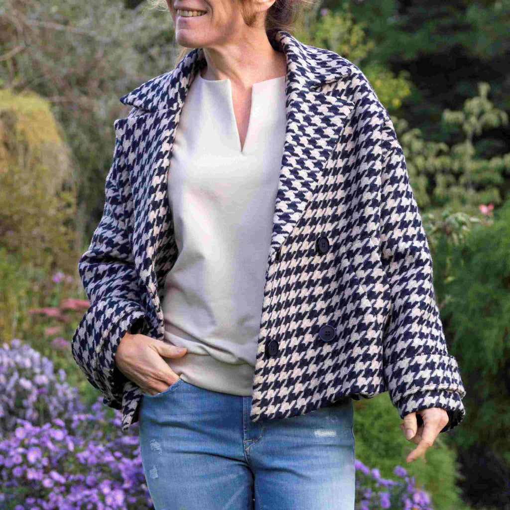 Nähbeispiel von unserem German Tweed in der Farbe Navy/Grau als Schnittmuster Adria von Fibremood